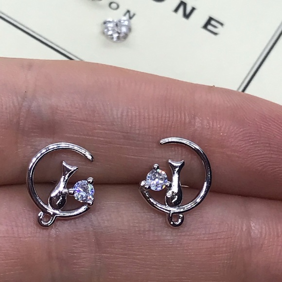 🌟 Sterling Silver CZ Cat Stud Earrings - Picture 3 of 5